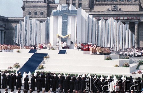 14.06.1987, Warszawa, Polska.
Trzecia pielgrzymka papieża Jana Pawła II do Polski w dniach 8-14 czerwca 1987 roku. Msza święta sprawowana przez Ojca Świętego na placu Defilad. Widok na ołtarz.
Fot. Edward Grochowicz, zbiory Ośrodka KARTA