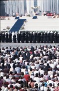 14.06.1987, Warszawa, Polska.
Trzecia pielgrzymka papieża Jana Pawła II do Polski w dniach 8-14 czerwca 1987 roku. Msza święta sprawowana przez Ojca Świętego na placu Defilad.
Fot. Edward Grochowicz, zbiory Ośrodka KARTA
