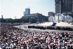 14.06.1987, Warszawa, Polska.
Trzecia pielgrzymka papieża Jana Pawła II do Polski w dniach 8-14 czerwca 1987 roku. Msza święta sprawowana przez Ojca Świętego na placu Defilad.
Fot. Edward Grochowicz, zbiory Ośrodka KARTA