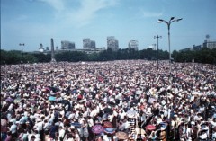 14.06.1987, Warszawa, Polska.
Trzecia pielgrzymka papieża Jana Pawła II do Polski w dniach 8-14 czerwca 1987 roku. Wierni na placu Defilad podczas mszy świętej sprawowanej przez Ojca Świętego.
Fot. Edward Grochowicz, zbiory Ośrodka KARTA