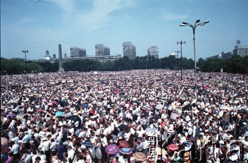 14.06.1987, Warszawa, Polska.
Trzecia pielgrzymka papieża Jana Pawła II do Polski w dniach 8-14 czerwca 1987 roku. Wierni na placu Defilad podczas mszy świętej sprawowanej przez Ojca Świętego.
Fot. Edward Grochowicz, zbiory Ośrodka KARTA