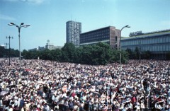 14.06.1987, Warszawa, Polska.
Trzecia pielgrzymka papieża Jana Pawła II do Polski w dniach 8-14 czerwca 1987 roku. Wierni na placu Defilad i ulicy Marszałkowskiej zgromadzeni na mszy świętej sprawowanej przez Ojca Świętego.
Fot. Edward Grochowicz, zbiory Ośrodka KARTA