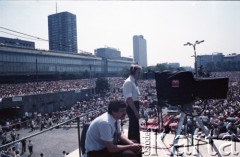 14.06.1987, Warszawa, Polska.
Trzecia pielgrzymka papieża Jana Pawła II do Polski w dniach 8-14 czerwca 1987 roku. Msza święta sprawowana przez Ojca Świętego na placu Defilad. Na zdjęciu fotoreporterzy.
Fot. Edward Grochowicz, zbiory Ośrodka KARTA