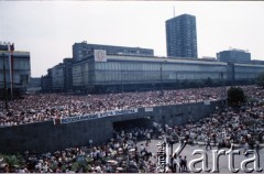 14.06.1987, Warszawa, Polska.
Trzecia pielgrzymka papieża Jana Pawła II do Polski w dniach 8-14 czerwca 1987 roku. Wierni na placu Defilad i ulicy Marszałkowskiej zgromadzeni na mszy świętej sprawowanej przez Ojca Świętego.
Fot. Edward Grochowicz, zbiory Ośrodka KARTA