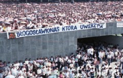 14.06.1987, Warszawa, Polska.
Trzecia pielgrzymka papieża Jana Pawła II do Polski w dniach 8-14 czerwca 1987 roku. Wierni zgromadzeni na mszy świętej sprawowanej przez Ojca Świętego na placu Defilad. Nad przejściem pod ulicą Marszałkowską transparent: 
