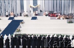 14.06.1987, Warszawa, Polska.
Trzecia pielgrzymka papieża Jana Pawła II do Polski w dniach 8-14 czerwca 1987 roku. Msza święta sprawowana przez Ojca Świętego na placu Defilad.
Fot. Edward Grochowicz, zbiory Ośrodka KARTA
