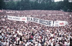 14.06.1987, Warszawa, Polska.
Trzecia pielgrzymka papieża Jana Pawła II do Polski w dniach 8-14 czerwca 1987 roku. Msza święta sprawowana przez Ojca Świętego na placu Defilad. Widoczny transparent: 