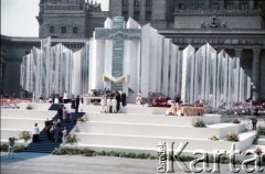 14.06.1987, Warszawa, Polska.
Trzecia pielgrzymka papieża Jana Pawła II do Polski w dniach 8-14 czerwca 1987 roku. Msza święta sprawowana przez Ojca Świętego na placu Defilad. Składanie darów.
Fot. Edward Grochowicz, zbiory Ośrodka KARTA