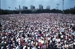 14.06.1987, Warszawa, Polska.
Trzecia pielgrzymka papieża Jana Pawła II do Polski w dniach 8-14 czerwca 1987 roku. Wierni na placu Defilad zgromadzeni na mszy świętej sprawowanej przez Ojca Świętego.
Fot. Edward Grochowicz, zbiory Ośrodka KARTA