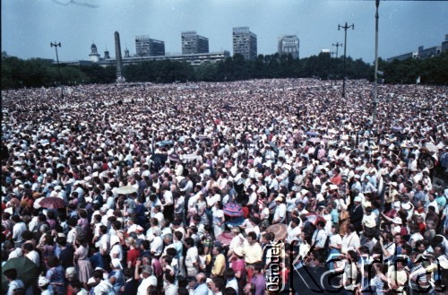 14.06.1987, Warszawa, Polska.
Trzecia pielgrzymka papieża Jana Pawła II do Polski w dniach 8-14 czerwca 1987 roku. Wierni na placu Defilad zgromadzeni na mszy świętej sprawowanej przez Ojca Świętego.
Fot. Edward Grochowicz, zbiory Ośrodka KARTA