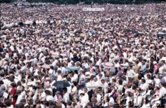 14.06.1987, Warszawa, Polska.
Trzecia pielgrzymka papieża Jana Pawła II do Polski w dniach 8-14 czerwca 1987 roku. Wierni na placu Defilad zgromadzeni na mszy świętej sprawowanej przez Ojca Świętego.
Fot. Edward Grochowicz, zbiory Ośrodka KARTA