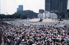 14.06.1987, Warszawa, Polska.
Trzecia pielgrzymka papieża Jana Pawła II do Polski w dniach 8-14 czerwca 1987 roku. Msza święta sprawowana przez Ojca Świętego na placu Defilad, w głębi ołtarz.
Fot. Edward Grochowicz, zbiory Ośrodka KARTA