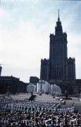 14.06.1987, Warszawa, Polska.
Trzecia pielgrzymka papieża Jana Pawła II do Polski w dniach 8-14 czerwca 1987 roku. Msza święta sprawowana przez Ojca Świętego na placu Defilad. Widok na Pałac Kultury i Nauki i umieszczony przed nim ołtarz.
Fot. Edward Grochowicz, zbiory Ośrodka KARTA