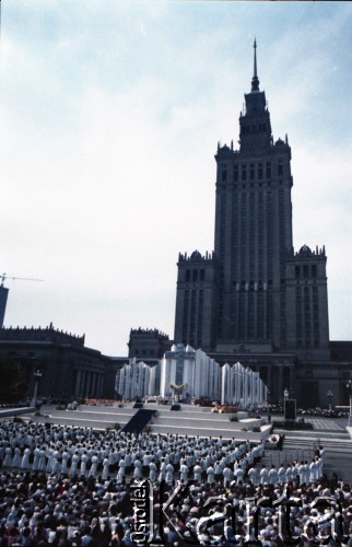 14.06.1987, Warszawa, Polska.
Trzecia pielgrzymka papieża Jana Pawła II do Polski w dniach 8-14 czerwca 1987 roku. Msza święta sprawowana przez Ojca Świętego na placu Defilad. Widok na Pałac Kultury i Nauki i umieszczony przed nim ołtarz.
Fot. Edward Grochowicz, zbiory Ośrodka KARTA