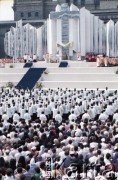 14.06.1987, Warszawa, Polska.
Trzecia pielgrzymka papieża Jana Pawła II do Polski w dniach 8-14 czerwca 1987 roku. Msza święta sprawowana przez Ojca Świętego na placu Defilad.
Fot. Edward Grochowicz, zbiory Ośrodka KARTA