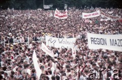 14.06.1987, Warszawa, Polska.
Trzecia pielgrzymka papieża Jana Pawła II do Polski w dniach 8-14 czerwca 1987 roku. Msza święta sprawowana przez Ojca Świętego na placu Defilad. Widoczne transparenty: Ruchu 