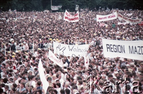 14.06.1987, Warszawa, Polska.
Trzecia pielgrzymka papieża Jana Pawła II do Polski w dniach 8-14 czerwca 1987 roku. Msza święta sprawowana przez Ojca Świętego na placu Defilad. Widoczne transparenty: Ruchu 
