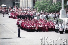 14.06.1987, Warszawa, Polska.
Trzecia pielgrzymka papieża Jana Pawła II do Polski w dniach 8-14 czerwca 1987 roku. Msza święta sprawowana przez Ojca Świętego na placu Defilad. Księża uczestniczący w nabożeństwie.
Fot. Edward Grochowicz, zbiory Ośrodka KARTA