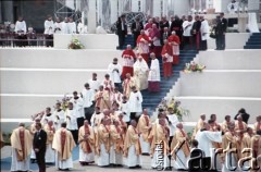 14.06.1987, Warszawa, Polska.
Trzecia pielgrzymka papieża Jana Pawła II do Polski w dniach 8-14 czerwca 1987 roku. Msza święta sprawowana przez Ojca Świętego na placu Defilad.
Fot. Edward Grochowicz, zbiory Ośrodka KARTA