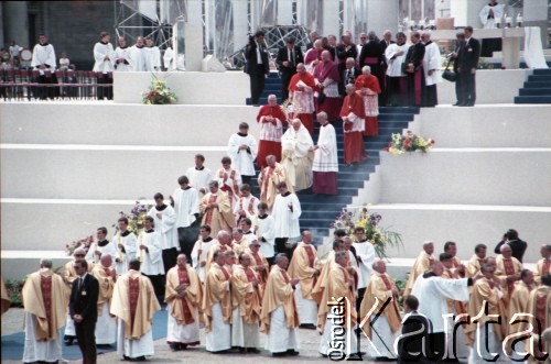 14.06.1987, Warszawa, Polska.
Trzecia pielgrzymka papieża Jana Pawła II do Polski w dniach 8-14 czerwca 1987 roku. Msza święta sprawowana przez Ojca Świętego na placu Defilad.
Fot. Edward Grochowicz, zbiory Ośrodka KARTA