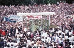 14.06.1987, Warszawa, Polska.
Trzecia pielgrzymka papieża Jana Pawła II do Polski w dniach 8-14 czerwca 1987 roku. Procesja eucharystyczna z udziałem Ojca Świętego z placu Defilad na plac Zamkowy.
Fot. Edward Grochowicz, zbiory Ośrodka KARTA