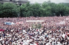 14.06.1987, Warszawa, Polska.
Trzecia pielgrzymka papieża Jana Pawła II do Polski w dniach 8-14 czerwca 1987 roku. Procesja eucharystyczna z udziałem Ojca Świętego z placu Defilad na plac Zamkowy.
Fot. Edward Grochowicz, zbiory Ośrodka KARTA