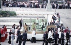 14.06.1987, Warszawa, Polska.
Trzecia pielgrzymka papieża Jana Pawła II do Polski w dniach 8-14 czerwca 1987 roku. Ojciec Święty na Placu Defilad, gdzie sprawował mszę świętą. Po mszy miała miejsce procesja eucharystyczna na plac Zamkowy.
Fot. Edward Grochowicz, zbiory Ośrodka KARTA