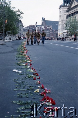 Czerwiec 1987, Warszawa, Polska.
Trzecia pielgrzymka papieża Jana Pawła II do Polski w dniach 8-14 czerwca 1987 roku. Kwiaty na ulicy Krakowskie Przedmieście, którą przejeżdżał Ojciec Święty, w głębi harcerze.
Fot. Edward Grochowicz, zbiory Ośrodka KARTA