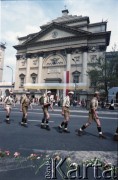 Czerwiec 1987, Warszawa, Polska.
Trzecia pielgrzymka papieża Jana Pawła II do Polski w dniach 8-14 czerwca 1987 roku. Harcerze idą Krakowskim Przedmieściem, w tle kościół św. Anny.
Fot. Edward Grochowicz, zbiory Ośrodka KARTA