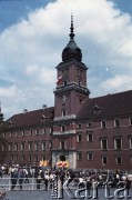 Czerwiec 1987, Warszawa, Polska.
Trzecia pielgrzymka papieża Jana Pawła II do Polski w dniach 8-14 czerwca 1987 roku. Wierni przed Zamkiem Królewskim w związku z wizytą Ojca Świętego.
Fot. Edward Grochowicz, zbiory Ośrodka KARTA