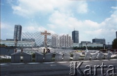 Przed 14.06.1987, Warszawa, Polska.
Przygotowania do trzeciej pielgrzymki papieża Jana Pawła II do Polski, która odbyła się w dniach 8-14 czerwca 1987 roku. Budowa ołtarza na placu Defilad, gdzie Ojciec Święty odprawił mszę w dniu 14 czerwca.
Fot. Edward Grochowicz, zbiory Ośrodka KARTA