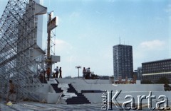 Przed 14.06.1987, Warszawa, Polska.
Przygotowania do trzeciej pielgrzymki papieża Jana Pawła II do Polski, która odbyła się w dniach 8-14 czerwca 1987 roku. Budowa ołtarza na placu Defilad, gdzie Ojciec Święty odprawił mszę w dniu 14 czerwca.
Fot. Edward Grochowicz, zbiory Ośrodka KARTA