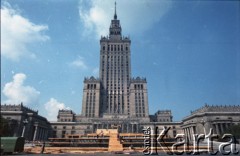 Przed 14.06.1987, Warszawa, Polska.
Przygotowania do trzeciej pielgrzymki papieża Jana Pawła II do Polski, która odbyła się w dniach 8-14 czerwca 1987 roku. Budowa ołtarza na placu Defilad, gdzie Ojciec Święty odprawił mszę w dniu 14 czerwca. W tle Pałac Kultury i Nauki.
Fot. Edward Grochowicz, zbiory Ośrodka KARTA