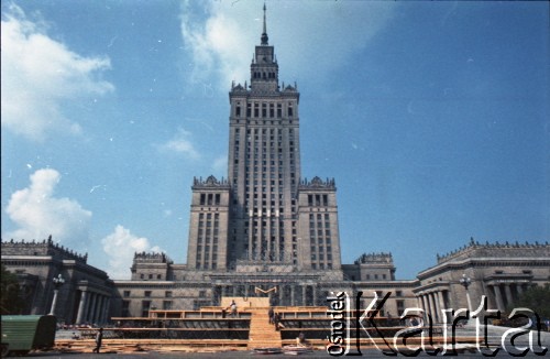 Przed 14.06.1987, Warszawa, Polska.
Przygotowania do trzeciej pielgrzymki papieża Jana Pawła II do Polski, która odbyła się w dniach 8-14 czerwca 1987 roku. Budowa ołtarza na placu Defilad, gdzie Ojciec Święty odprawił mszę w dniu 14 czerwca. W tle Pałac Kultury i Nauki.
Fot. Edward Grochowicz, zbiory Ośrodka KARTA