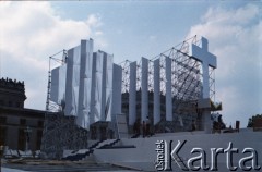 Przed 14.06.1987, Warszawa, Polska.
Przygotowania do trzeciej pielgrzymki papieża Jana Pawła II do Polski, która odbyła się w dniach 8-14 czerwca 1987 roku. Budowa ołtarza na placu Defilad, gdzie Ojciec Święty odprawił mszę w dniu 14 czerwca.
Fot. Edward Grochowicz, zbiory Ośrodka KARTA