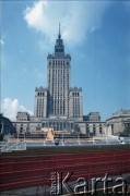 Przed 14.06.1987, Warszawa, Polska.
Przygotowania do trzeciej pielgrzymki papieża Jana Pawła II do Polski, która odbyła się w dniach 8-14 czerwca 1987 roku. Budowa ołtarza na placu Defilad, gdzie Ojciec Święty odprawił mszę w dniu 14 czerwca. W tle Pałac Kultury i Nauki.
Fot. Edward Grochowicz, zbiory Ośrodka KARTA