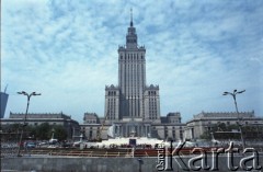 Przed 14.06.1987, Warszawa, Polska.
Przygotowania do trzeciej pielgrzymki papieża Jana Pawła II do Polski, która odbyła się w dniach 8-14 czerwca 1987 roku. Budowa ołtarza na placu Defilad, gdzie Ojciec Święty odprawił mszę w dniu 14 czerwca. W tle Pałac Kultury i Nauki.
Fot. Edward Grochowicz, zbiory Ośrodka KARTA