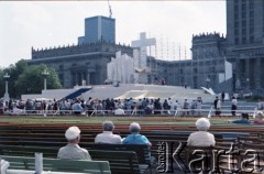 Przed 14.06.1987, Warszawa, Polska.
Przygotowania do trzeciej pielgrzymki papieża Jana Pawła II do Polski, która odbyła się w dniach 8-14 czerwca 1987 roku. Budowa ołtarza na placu Defilad, gdzie Ojciec Święty odprawił mszę w dniu 14 czerwca.
Fot. Edward Grochowicz, zbiory Ośrodka KARTA