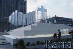 Przed 14.06.1987, Warszawa, Polska.
Przygotowania do trzeciej pielgrzymki papieża Jana Pawła II do Polski, która odbyła się w dniach 8-14 czerwca 1987 roku. Budowa ołtarza na placu Defilad, gdzie Ojciec Święty odprawił mszę w dniu 14 czerwca.
Fot. Edward Grochowicz, zbiory Ośrodka KARTA