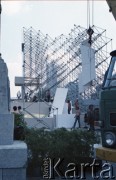Przed 14.06.1987, Warszawa, Polska.
Przygotowania do trzeciej pielgrzymki papieża Jana Pawła II do Polski, która odbyła się w dniach 8-14 czerwca 1987 roku. Budowa ołtarza na placu Defilad, gdzie Ojciec Święty odprawił mszę w dniu 14 czerwca.
Fot. Edward Grochowicz, zbiory Ośrodka KARTA