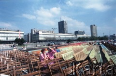 Przed 14.06.1987, Warszawa, Polska.
Przygotowania do trzeciej pielgrzymki papieża Jana Pawła II do Polski, która odbyła się w dniach 8-14 czerwca 1987 roku. Plac Defilad podczas budy ołtarza, na którym Ojciec Święty odprawił mszę w dniu 14 czerwca.
Fot. Edward Grochowicz, zbiory Ośrodka KARTA