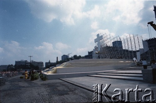 Przed 14.06.1987, Warszawa, Polska.
Przygotowania do trzeciej pielgrzymki papieża Jana Pawła II do Polski, która odbyła się w dniach 8-14 czerwca 1987 roku. Budowa ołtarza na placu Defilad, gdzie Ojciec Święty odprawił mszę w dniu 14 czerwca.
Fot. Edward Grochowicz, zbiory Ośrodka KARTA