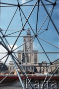 Przed 14.06.1987, Warszawa, Polska.
Przygotowania do trzeciej pielgrzymki papieża Jana Pawła II do Polski, która odbyła się w dniach 8-14 czerwca 1987 roku. Budowa ołtarza na placu Defilad, gdzie Ojciec Święty odprawił mszę w dniu 14 czerwca. W tle Pałac Kultury i Nauki.
Fot. Edward Grochowicz, zbiory Ośrodka KARTA