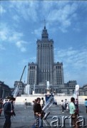 Przed 14.06.1987, Warszawa, Polska.
Przygotowania do trzeciej pielgrzymki papieża Jana Pawła II do Polski, która odbyła się w dniach 8-14 czerwca 1987 roku. Plac Defilad podczas budowy ołtarza, na którym Ojciec Święty odprawił mszę w dniu 14 czerwca. W tle Pałac Kultury i Nauki.
Fot. Edward Grochowicz, zbiory Ośrodka KARTA