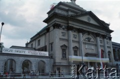 Czerwiec 1987, Warszawa, Polska.
Trzecia pielgrzymka papieża Jana Pawła II do Polski w dniach 8-14 czerwca 1987 roku. Dekoracje na kościele św. Anny w związku z wizytą Ojca Świętego.
Fot. Edward Grochowicz, zbiory Ośrodka KARTA