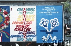 Czerwiec 1987, Warszawa, Polska.
Trzecia pielgrzymka papieża Jana Pawła II do Polski w dniach 8-14 czerwca 1987 roku. Transparent powieszony w związku z wizytą Ojca Świętego w stolicy.
Fot. Edward Grochowicz, zbiory Ośrodka KARTA