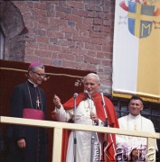 9.06.1979, Kraków, Polska.
Pierwsza pielgrzymka papieża Jana Pawła II do Polski w dniach 2-10 czerwca 1979 roku. Wizyta Ojca Świętego w opactwie cysterskim w Mogile. Obok Jana Pawła II metropolita krakowski arcybiskup Franciszek Macharski.
Fot. Edward Grochowicz, zbiory Ośrodka KARTA