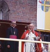 9.06.1979, Kraków, Polska.
Pierwsza pielgrzymka papieża Jana Pawła II do Polski w dniach 2-10 czerwca 1979 roku. Wizyta Ojca Świętego w opactwie cysterskim w Mogile. Obok Jana Pawła II metropolita krakowski arcybiskup Franciszek Macharski.
Fot. Edward Grochowicz, zbiory Ośrodka KARTA