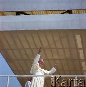 10.06.1979, Kraków, Polska.
Pierwsza pielgrzymka papieża Jana Pawła II do Polski w dniach 2-10 czerwca 1979 roku. Msza święta sprawowana przez Ojca Świętego na Błoniach Krakowskich. Jan Paweł II pozdrawia wiernych.
Fot. Edward Grochowicz, zbiory Ośrodka KARTA
