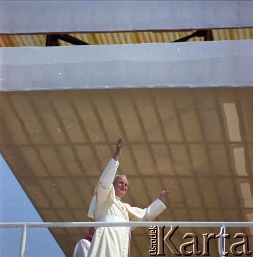 10.06.1979, Kraków, Polska.
Pierwsza pielgrzymka papieża Jana Pawła II do Polski w dniach 2-10 czerwca 1979 roku. Msza święta sprawowana przez Ojca Świętego na Błoniach Krakowskich. Jan Paweł II pozdrawia wiernych.
Fot. Edward Grochowicz, zbiory Ośrodka KARTA